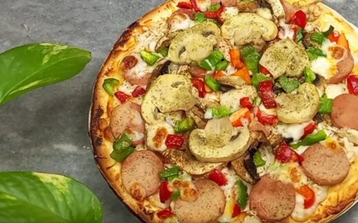 طرز تهیه پیتزا مخلوط خانگی با پنیر کشدار و طعمی شبیه فست فود